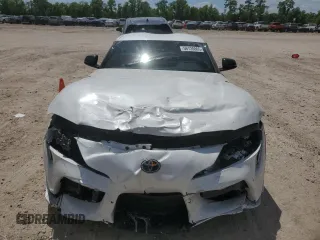2025 Toyota Supra 3.0 z VIN WZ1DB0G09SW069188, wystawiony jako Copart lot #56728865 z przebiegiem 2129 mil mil oraz Szkody całkowita. Historia ofert i sprzedaży dostępna na DreamBid. Obrazek 5.