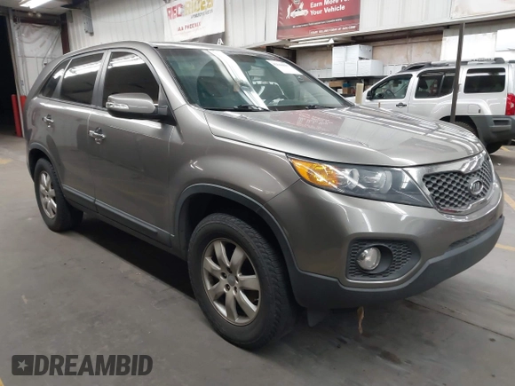 2013 Kia Sorento LX с VIN 5XYKT4A11DG418520, выставлен на аукционе IAAI как лот 42666037 с пробегом 179 798 миль миль и . История ставок и продаж доступна на DreamBid. Изображение 1.