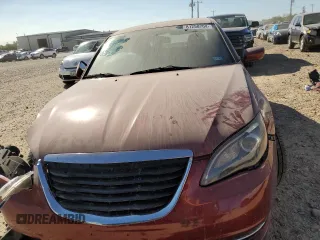 2014 Chrysler 200 Limited z VIN 1C3CCBCG3EN185880, wystawiony jako Copart lot #51862515 z przebiegiem 138 634 mil mil oraz Tytuł czysty. Historia ofert i sprzedaży dostępna na DreamBid. Obrazek 5.