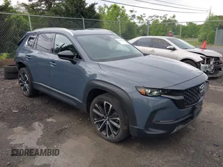 2023 Mazda CX-50 S Premium Plus z VIN 7MMVABEM6PN105424, wystawiony jako IAAI lot #42148825 z przebiegiem 40 434 mil mil oraz . Historia ofert i sprzedaży dostępna na DreamBid. Obrazek 1.