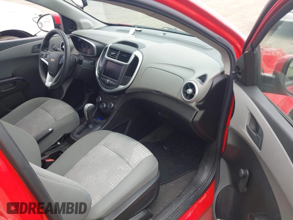 2020 Chevrolet Sonic LT z VIN 1G1JG6SB2L4115688, wystawiony jako IAAI lot #42326438 z przebiegiem 33 871 mil mil oraz . Historia ofert i sprzedaży dostępna na DreamBid. Obrazek 5.
