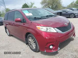 2013 Toyota Sienna XLE AAS z VIN 5TDYK3DC6DS293960, wystawiony jako IAAI lot #42298576 z przebiegiem 163 495 mil mil oraz . Historia ofert i sprzedaży dostępna na DreamBid. Obrazek 1.