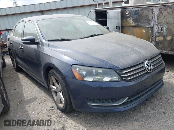 2013 Volkswagen Passat SE z VIN 1VWBP7A36DC033947, wystawiony jako IAAI lot #41943108 z przebiegiem 216 898 mil mil oraz . Historia ofert i sprzedaży dostępna na DreamBid. Obrazek 1.