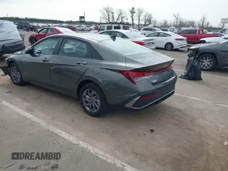 2024 Hyundai Elantra SEL z VIN KMHLM4DG9RU784034, wystawiony jako IAAI lot #41768840 z przebiegiem 8 606 mil mil oraz . Historia ofert i sprzedaży dostępna na DreamBid. Obrazek 3.