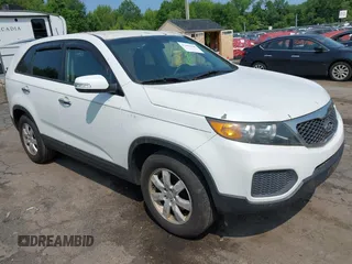 2012 Kia Sorento LX z VIN 5XYKT4A15CG256924, wystawiony jako IAAI lot #42483108 z przebiegiem 208 525 mil mil oraz . Historia ofert i sprzedaży dostępna na DreamBid. Obrazek 1.