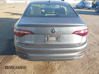 2024 Volkswagen Jetta Sport z VIN 3VWBM7BU6RM027295, wystawiony jako IAAI lot #41889109 z przebiegiem 8 446 mil mil oraz . Historia ofert i sprzedaży dostępna na DreamBid. Obrazek 16.