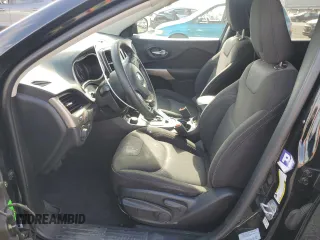 2017 Jeep Cherokee Sport z VIN 1C4PJMAB5HW583337, wystawiony jako Copart lot #58088685 z przebiegiem 130 494 mil mil oraz Szkoda całkowita • Salvage title. Historia ofert i sprzedaży dostępna na DreamBid. Obrazek 7.
