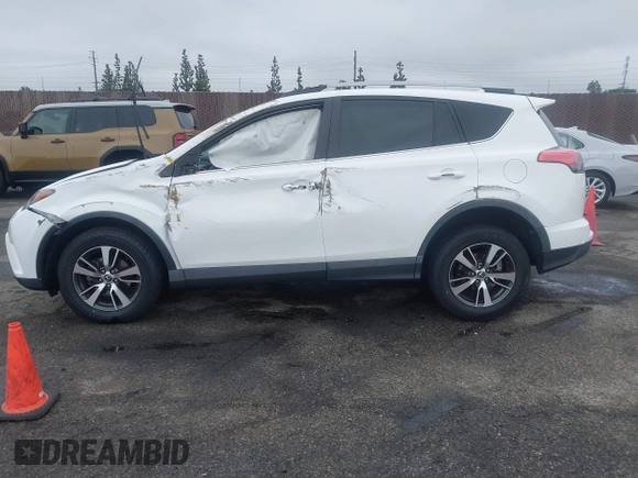2018 Toyota RAV4 XLE with VIN 2T3WFREV0JW452030, listed as a IAAI auction lot 41915411 with 1 mi miles. Bid and sale history available at carsss.com. Image 15.