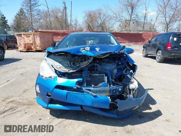 2013 Toyota Prius One z VIN JTDKDTB33D1555756, wystawiony jako IAAI lot #41962684 z przebiegiem Nie podano mil oraz . Historia ofert i sprzedaży dostępna na DreamBid. Obrazek 11.