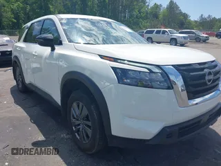 2024 Nissan Pathfinder S z VIN 5N1DR3AC1RC256575, wystawiony jako IAAI lot #42042961 z przebiegiem 21 504 mil mil oraz . Historia ofert i sprzedaży dostępna na DreamBid. Obrazek 1.