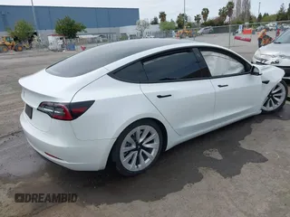 2023 Tesla Model 3 z VIN 5YJ3E1EA5PF383595, wystawiony jako IAAI lot #41965562 z przebiegiem 35 878 mil mil oraz . Historia ofert i sprzedaży dostępna na DreamBid. Obrazek 4.