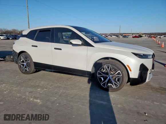 2024 BMW iX xDrive50 z VIN WB523CF08RCP70639, wystawiony jako Copart lot #46369565 z przebiegiem 13 783 mil mil oraz Czysty tytuł • Clean title. Historia ofert i sprzedaży dostępna na DreamBid. Obrazek 4.