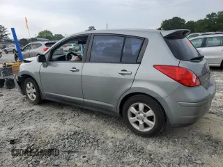 2007 Nissan Versa SL z VIN 3N1BC13E07L459929, wystawiony jako Copart lot #57472125 z przebiegiem 118 471 mil mil oraz Szkoda całkowita • Salvage title. Historia ofert i sprzedaży dostępna na DreamBid. Obrazek 2.