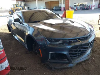 2023 Chevrolet Camaro ZL1 z VIN 1G1FK1R6XP0105522, wystawiony jako IAAI lot #42100363 z przebiegiem 8771 mil mil oraz . Historia ofert i sprzedaży dostępna na DreamBid. Obrazek 1.
