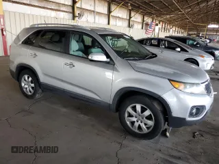 2013 Kia Sorento LX z VIN 5XYKT4A65DG333708, wystawiony jako Copart lot #59422375 z przebiegiem 118 326 mil mil oraz Czysty tytuł • Clean title. Historia ofert i sprzedaży dostępna na DreamBid. Obrazek 4.