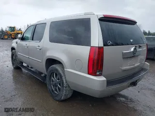2008 Cadillac Escalade ESV with VIN 1GYFK668X8R111368, listed as a IAAI auction lot 41891439 with 190,293 mi miles. Bid and sale history available at carsss.com. Image 3.