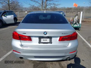 2019 BMW 5 Series 530i xDrive z VIN WBAJA7C59KG909704, wystawiony jako IAAI lot #41740440 z przebiegiem Nie podano mil oraz . Historia ofert i sprzedaży dostępna na DreamBid. Obrazek 16.