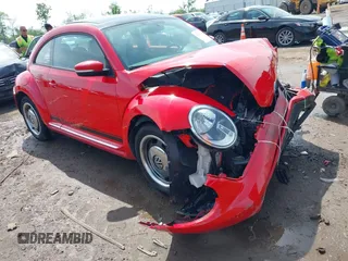 2014 Volkswagen Beetle 1.8T z VIN 3VWJ17ATXEM655576, wystawiony jako IAAI lot #42097638 z przebiegiem 130 231 mil mil oraz . Historia ofert i sprzedaży dostępna na DreamBid. Obrazek 1.