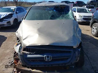 2005 Honda Pilot EX with VIN 5FNYF18475B044570, listed as a IAAI auction lot 41728694 with 200,585 mi miles. Bid and sale history available at carsss.com. Image 6.
