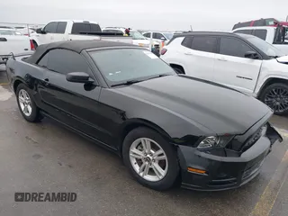 2014 Ford Mustang V6 z VIN 1ZVBP8EM2E5330955, wystawiony jako IAAI lot #41567236 z przebiegiem 17 365 mil mil oraz . Historia ofert i sprzedaży dostępna na DreamBid. Obrazek 1.