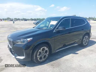 2025 BMW X1 xDrive28i z VIN WBX73EF05S5101750, wystawiony jako IAAI lot #42318885 z przebiegiem 13 923 mil mil oraz . Historia ofert i sprzedaży dostępna na DreamBid. Obrazek 2.