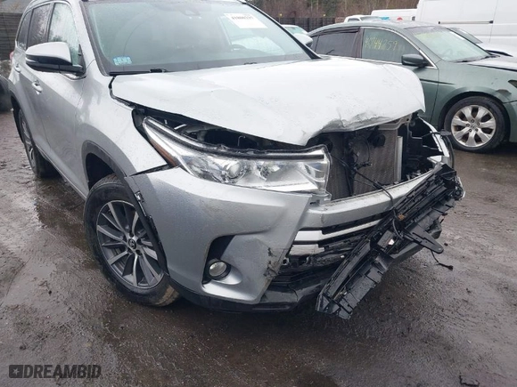 2018 Toyota Highlander SE with VIN 5TDJZRFH9JS865673, listed as a IAAI auction lot 41800237 with NaN miles. Bid and sale history available at carsss.com. Image 16.