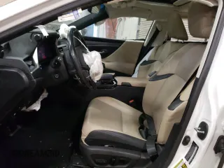 2021 Lexus ES 250 z VIN 58AD11D17MU007781, wystawiony jako Copart lot #46686255 z przebiegiem 46 571 mil mil oraz Nie do naprawy • Non repairable. Historia ofert i sprzedaży dostępna na DreamBid. Obrazek 7.