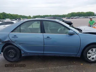 2002 Toyota Camry LE z VIN 4T1BE32KX2U617732, wystawiony jako IAAI lot #42208913 z przebiegiem Nie podano mil oraz . Historia ofert i sprzedaży dostępna na DreamBid. Obrazek 13.