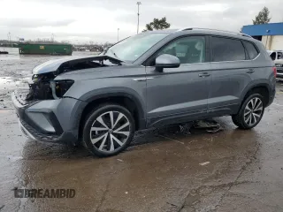 2024 Volkswagen Taos SE z VIN 3VVSX7B22RM012819, wystawiony jako Copart lot #47976595 z przebiegiem 30 830 mil mil oraz Tytuł czysty. Historia ofert i sprzedaży dostępna na DreamBid. Obrazek 1.