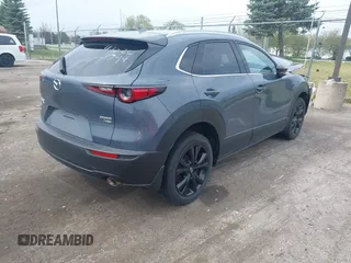 2024 Mazda CX-30 Premium z VIN 3MVDMBDY7RM613744, wystawiony jako IAAI lot #42127815 z przebiegiem 8 889 mil mil oraz . Historia ofert i sprzedaży dostępna na DreamBid. Obrazek 4.