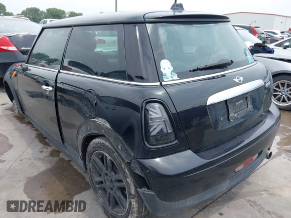 2012 MINI Hardtop z VIN WMWSU3C56CT369757, wystawiony jako IAAI lot #42194643 z przebiegiem 82 906 mil mil oraz . Historia ofert i sprzedaży dostępna na DreamBid. Obrazek 3.