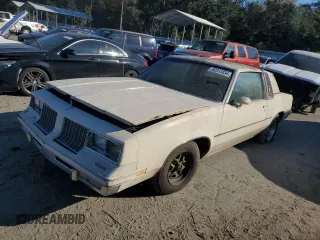 1984 Oldsmobile Cutlass Supreme z VIN 1G3AR47A5EM432583, wystawiony jako Copart lot #82311834 z przebiegiem 39 640 mil mil oraz Czysty tytuł • Clean title. Historia ofert i sprzedaży dostępna na DreamBid. Obrazek 1.