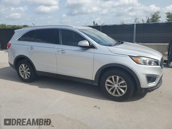 2017 Kia Sorento LX z VIN 5XYPG4A38HG257486, wystawiony jako Copart lot #60033685 z przebiegiem 85 605 mil mil oraz Czysty tytuł • Clean title. Historia ofert i sprzedaży dostępna na DreamBid. Obrazek 4.