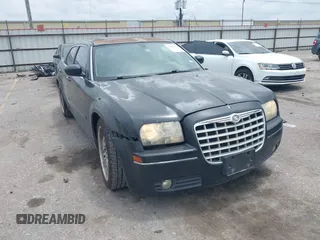2005 Chrysler 300 Touring z VIN 2C3AA53G55H658962, wystawiony jako IAAI lot #42128412 z przebiegiem 191 032 mil mil oraz . Historia ofert i sprzedaży dostępna na DreamBid. Obrazek 1.