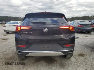 2022 Buick Encore GX Essence z VIN KL4MMFSL7NB047080, wystawiony jako Copart lot #84045124 z przebiegiem 130 195 mil mil oraz Czysty tytuł • Clean title. Historia ofert i sprzedaży dostępna na DreamBid. Obrazek 6.