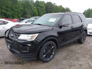 2018 Ford Explorer XLT z VIN 1FM5K7D87JGA56109, wystawiony jako IAAI lot #42423403 z przebiegiem 80 082 mil mil oraz . Historia ofert i sprzedaży dostępna na DreamBid. Obrazek 2.