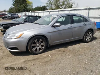 2014 Chrysler 200 Touring z VIN 1C3CCBBBXEN153322, wystawiony jako Copart lot #53541795 z przebiegiem 47 498 mil mil oraz Szkoda całkowita • Salvage title. Historia ofert i sprzedaży dostępna na DreamBid. Obrazek 1.