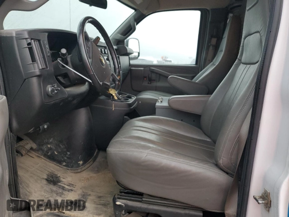 2021 Chevrolet Express Cargo z VIN 1GCWGAFP5M1200324, wystawiony jako Copart lot #44656985 z przebiegiem 53 290 mil mil oraz Szkoda całkowita • Salvage title. Historia ofert i sprzedaży dostępna na DreamBid. Obrazek 7.