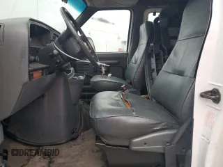 1996 Ford Econoline Wagon XL z VIN 1FBJS31H4THB69646, wystawiony jako Copart lot #73374364 z przebiegiem 83 635 mil mil oraz Tytuł czysty. Historia ofert i sprzedaży dostępna na DreamBid. Obrazek 7.