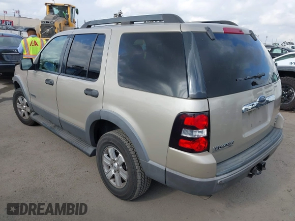 2006 Ford Explorer XLT with VIN 1FMEU73896ZA03371, listed as a IAAI auction lot 42100572 with 174,804 mi miles. Bid and sale history available at carsss.com. Image 3.