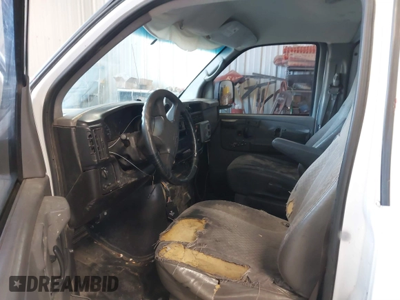 2007 Chevrolet Express Cargo z VIN 1GCFG15X571105039, wystawiony jako IAAI lot #41763534 z przebiegiem 134 696 mil mil oraz . Historia ofert i sprzedaży dostępna na DreamBid. Obrazek 5.