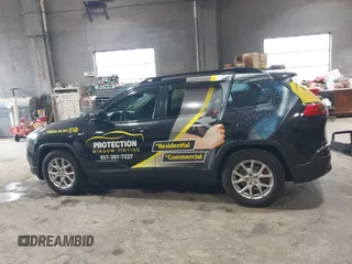 2015 Jeep Cherokee Latitude z VIN 1C4PJMCBXFW588169, wystawiony jako IAAI lot #42352710 z przebiegiem 175 650 mil mil oraz . Historia ofert i sprzedaży dostępna na DreamBid. Obrazek 14.