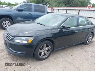 2014 Volkswagen Passat S z VIN 1VWAT7A30EC053992, wystawiony jako IAAI lot #42276297 z przebiegiem 161 958 mil mil oraz . Historia ofert i sprzedaży dostępna na DreamBid. Obrazek 2.