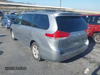 2011 Toyota Sienna LE AAS z VIN 5TDKK3DC8BS163200, wystawiony jako IAAI lot #42523991 z przebiegiem 260 470 mil mil oraz . Historia ofert i sprzedaży dostępna na DreamBid. Obrazek 3.