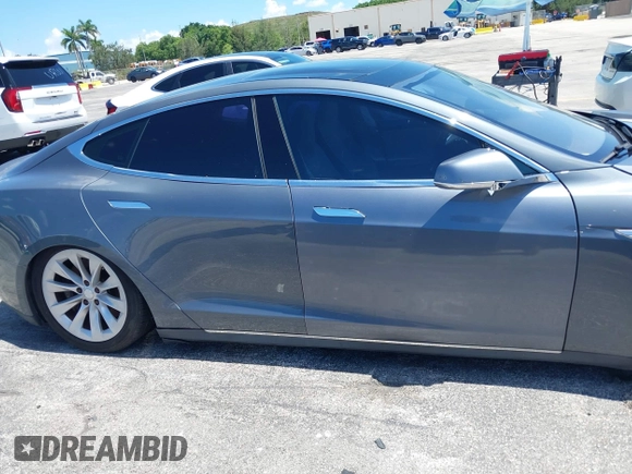 2013 Tesla Model S Performance z VIN 5YJSA1DP9DFP06121, wystawiony jako IAAI lot #42511097 z przebiegiem 100 990 mil mil oraz . Historia ofert i sprzedaży dostępna na DreamBid. Obrazek 14.