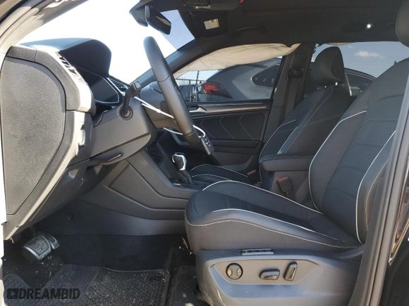2024 Volkswagen Tiguan SEL R-Line with VIN 3VV4B7AX8RM156427, listed as a Copart auction lot 43564015 with 0 mi miles and Salvage Title. Bid and sale history available at carsss.com. Image 7.