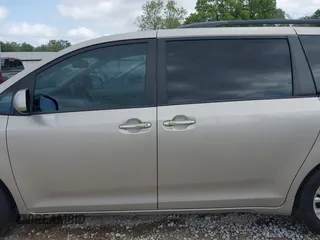 2016 Toyota Sienna XLE with VIN 5TDYK3DC0GS737600, listed as a IAAI auction lot 42027412 with 95,302 mi miles. Bid and sale history available at carsss.com. Image 15.
