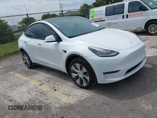 2022 Tesla Model Y Long Range z VIN 7SAYGAEE0NF428932, wystawiony jako IAAI lot #42349669 z przebiegiem 68 421 mil mil oraz . Historia ofert i sprzedaży dostępna na DreamBid. Obrazek 1.