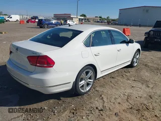 2015 Volkswagen Passat SE с VIN 1VWBV7A33FC060015, выставлен на аукционе IAAI как лот 42039292 с пробегом 52 110 миль миль и . История ставок и продаж доступна на DreamBid. Изображение 4.