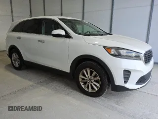 2019 Kia Sorento LX z VIN 5XYPG4A54KG482528, wystawiony jako Copart lot #55098735 z przebiegiem 128 821 mil mil oraz Czysty tytuł • Clean title. Historia ofert i sprzedaży dostępna na DreamBid. Obrazek 4.